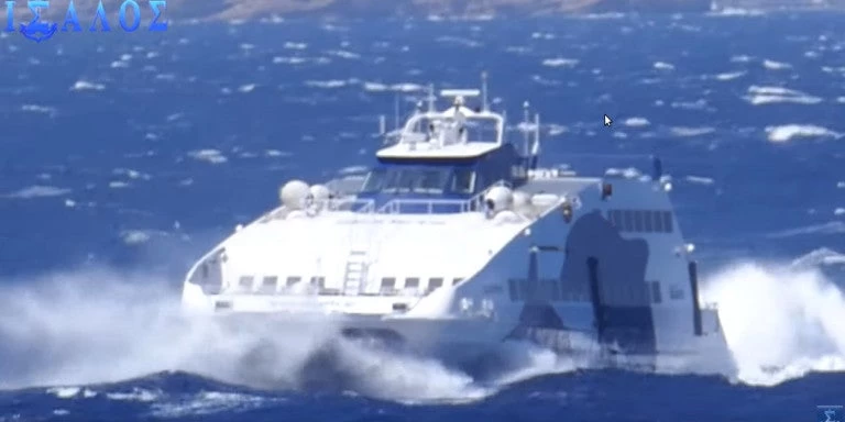 Μάχη με τα κύματα: Το Superjet πάει Νάξο με 7 μποφόρ (βίντεο)